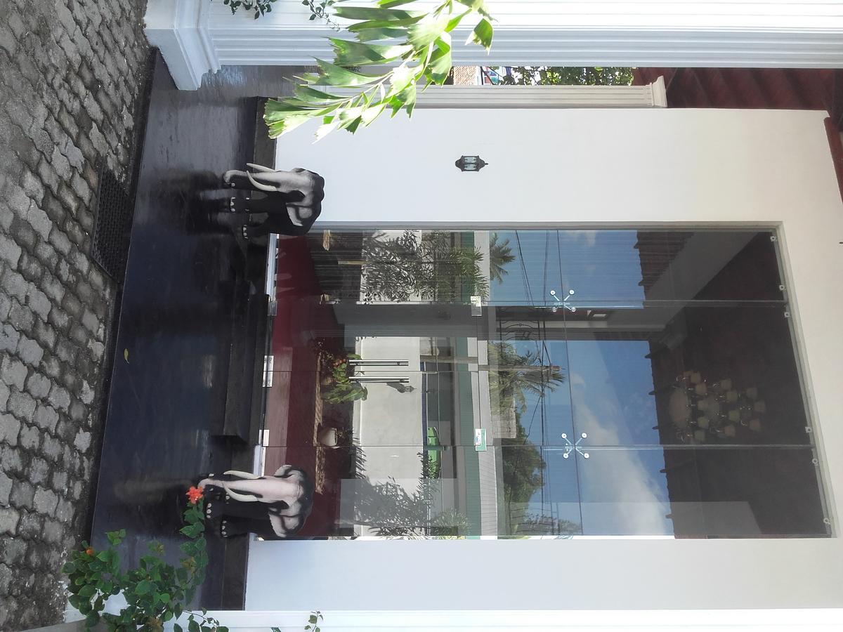 The Kingston Hotel Kiribathgoda Esterno foto